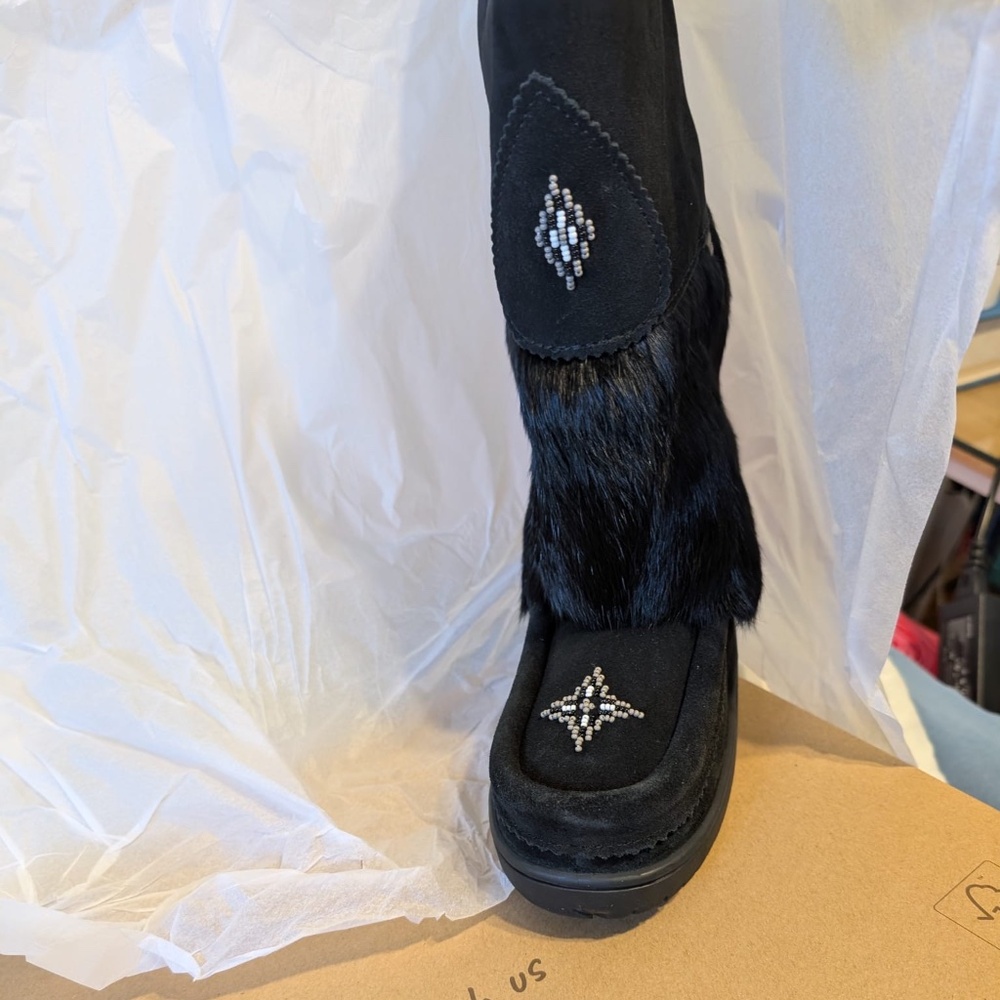 Brand new in box manitobah snowy owl boots size 6